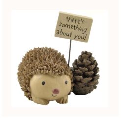 1412-89337 HEDGEHOG W/PINECONE/SIGN