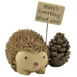 1412-89337 HEDGEHOG W/PINECONE/SIGN
